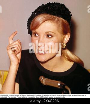 Susan Hampshire. CBE. Englische Schauspielerin geboren am 12. Mai 1937. Hier in Schweden 1968 im Zusammenhang mit der BBC-tv-Serie The Forsyte Saga, in der sie in der Rolle von Fleur spielte. Die Serie wurde ursprünglich in 26 Folgen am samstagabend mit Start 7 januar 1967 gezeigt. Schweden 1968. Conard Ref. 5544 Stockfoto