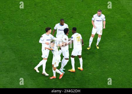 Marseillle, Frankreich. Mai 2024. © SPORTPIXPRESS/MAXPPP - MARSEILLLE 05/2024 UEFA EUROPA LEAGUE HALBFINALE 1. MATCH MARSEILLE-ATALANTA BERGAME mbemba (chancel) feiert sein Tor mit MarseilleÕs Team Credit: MAXPPP/Alamy Live News Stockfoto