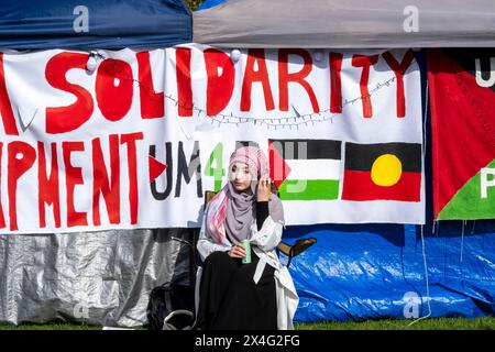 Eine arabische Frau im pro-palästinensischen Studentenlager auf dem Gelände der Melbourne University. Melbourne, Victoria, Australien. Stockfoto