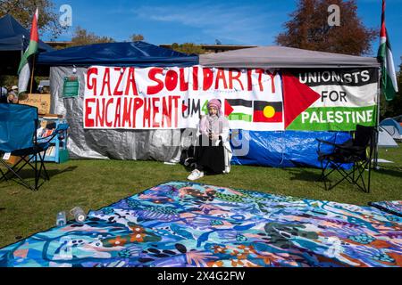 Eine arabische Frau im pro-palästinensischen Studentenlager auf dem Gelände der Melbourne University. Melbourne, Victoria, Australien. Stockfoto