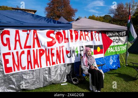 Eine arabische Frau im pro-palästinensischen Studentenlager auf dem Gelände der Melbourne University. Melbourne, Victoria, Australien. Stockfoto