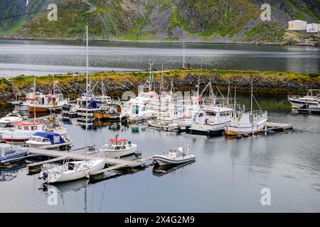 Yacht am Peir in der Dorfstadt Honningsvåg, der nördlichsten Stadt auf dem norwegischen Festland Stockfoto