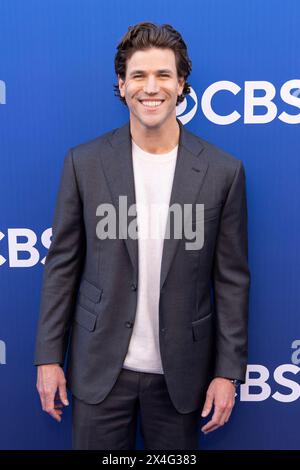 Hollywood, USA. Mai 2024. Austin Stowell nimmt am 2. Mai 2024 an der CBS Fall Schedule Celebration in den Paramount Studios in Hollywood Teil. (Foto: Corine Solberg/SIPA USA) Credit: SIPA USA/Alamy Live News Stockfoto