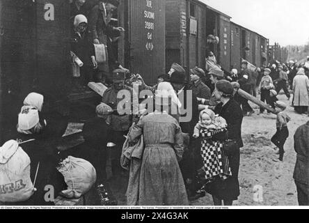 Finnland im Zweiten Weltkrieg. Die finnische Zivilbevölkerung leidet unter Bombenangriffen auf Städte und Dörfer. Hier evakuieren die Menschen und fliehen mit einem Zug vor dem Krieg. Juli 1941 Stockfoto