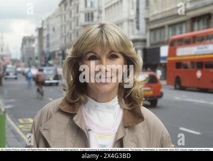 Susan Hampshire. CBE. Englische Schauspielerin, geboren am 12. Mai 1937. Im Zusammenhang mit ihrem Auftritt im Theaterstück Blite Spirit im Vaudeville Theater Strand London 1986. Bekannt wurde Susan Hampshire durch die Hauptrolle in der fernsehserie The Forsyte Saga der BBC, in der sie die Rolle der Fleur spielte. Die Serie wurde ursprünglich in 26 Episoden an samstagabenden mit Beginn vom 7. januar 1967 gezeigt. 1986 Stockfoto