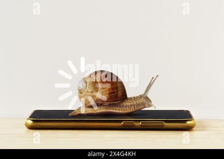 Schnecke mit Ladezeichen auf Smartphone – Konzept mit langsamer Internetgeschwindigkeit und langsamer Ladeleiste Stockfoto