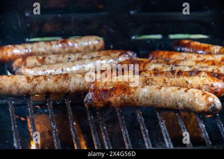 Würstchen, die auf einem Grill zubereitet werden Stockfoto