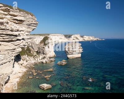 Bonifacio, Corse-du-Sud, Korsika, Frankreich. Blick entlang der Kalksteinklippen zum Grain de Sable und dem entfernten Capo Pertusato. Stockfoto