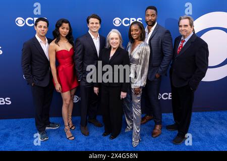 Hollywood, USA. Mai 2024. David Del Rio, Leah Lewis, Jason Ritter, Kathy Bates, Skye P. Marshall, EME Ikwuakor und Beau Bridges nehmen am 2. Mai 2024 an der CBS Herbst Schedule Celebration in den Paramount Studios in Hollywood Teil. (Foto: Corine Solberg/SIPA USA) Credit: SIPA USA/Alamy Live News Stockfoto