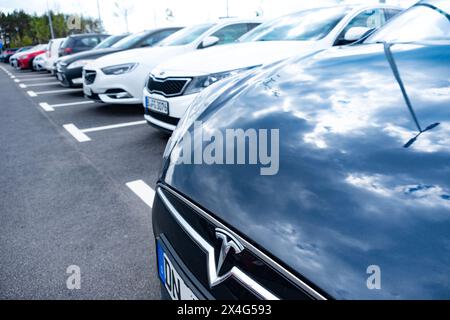 Viele Tesla Elektroautos tanken auf Straßenparkplatz, Automobilindustrie in Europa, nachhaltige und effiziente Anlage, Berlin, Deutschland - April Stockfoto