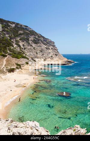 Bonifacio, Corse-du-Sud, Korsika, Frankreich. Blick auf klares türkisfarbenes Wasser vor der Plage Sant'Antoniu, Capo Pertusato. Stockfoto