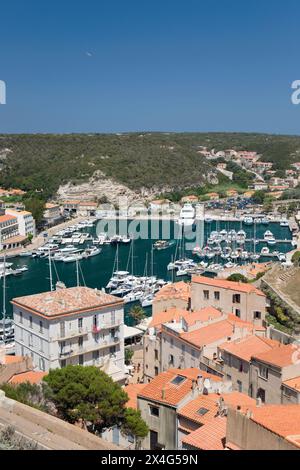 Bonifacio, Corse-du-Sud, Korsika, Frankreich. Blick von der Zitadelle über Dächer zum Hafen. Stockfoto