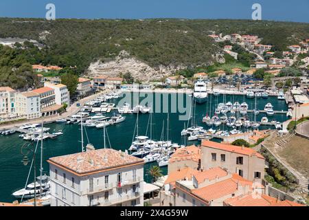 Bonifacio, Corse-du-Sud, Korsika, Frankreich. Blick von der Zitadelle über Dächer zum Hafen. Stockfoto