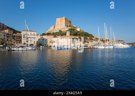 Bonifacio, Corse-du-Sud, Korsika, Frankreich. Blick über den Hafen auf die Zitadelle, die Bastion de l'Etendard, die über den Gebäuden am Ufer thront. Stockfoto