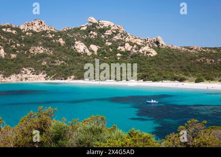 Sartène, Corse-du-Sud, Korsika, Frankreich. Blick über die Cala di Roccapina zum Sandstrand unterhalb des Löwen de Roccapina Felsen. Stockfoto