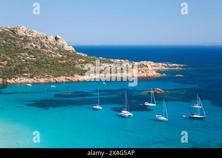 Sartène, Corse-du-Sud, Korsika, Frankreich. Blick auf das türkisfarbene Wasser der Cala di Roccapina, Yachten vor Anker in der Bucht. Stockfoto