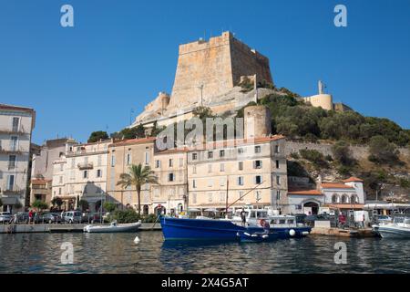 Bonifacio, Corse-du-Sud, Korsika, Frankreich. Blick über den Hafen auf die Zitadelle, die Bastion de l'Etendard, die über den Gebäuden am Ufer thront. Stockfoto