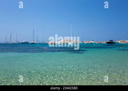 Naturschutzgebiet Lavezzi-Inseln, Corse-du-Sud, Korsika, Frankreich. Blick über Cala Lazarina zur Pyramide de de la Sémillante, Lavezzu Island. Stockfoto