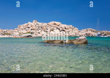 Naturschutzgebiet Lavezzi-Inseln, Corse-du-Sud, Korsika, Frankreich. Blick auf das flache türkisfarbene Wasser von Cala Lazarina, Lavezzu Island. Stockfoto