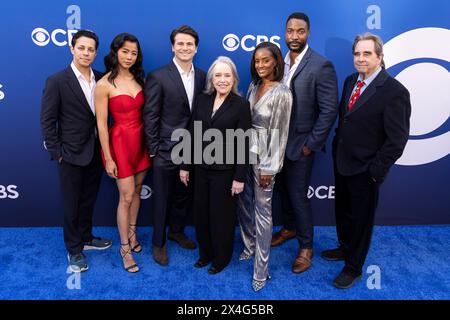 Hollywood, USA. Mai 2024. David Del Rio, Leah Lewis, Jason Ritter, Kathy Bates, Skye P. Marshall, EME Ikwuakor und Beau Bridges nehmen am 2. Mai 2024 an der CBS Herbst Schedule Celebration in den Paramount Studios in Hollywood Teil. (Foto: Corine Solberg/SIPA USA) Credit: SIPA USA/Alamy Live News Stockfoto