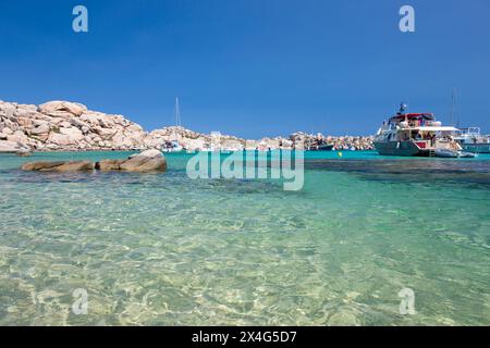 Naturschutzgebiet Lavezzi-Inseln, Corse-du-Sud, Korsika, Frankreich. Blick auf das flache türkisfarbene Wasser von Cala Lazarina, Lavezzu Island. Stockfoto