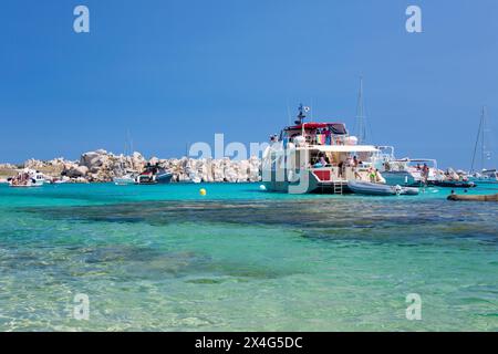 Naturschutzgebiet Lavezzi-Inseln, Corse-du-Sud, Korsika, Frankreich. Blick auf das flache türkisfarbene Wasser von Cala Lazarina, Lavezzu Island. Stockfoto