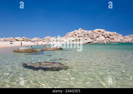 Naturschutzgebiet Lavezzi-Inseln, Corse-du-Sud, Korsika, Frankreich. Blick auf das flache türkisfarbene Wasser von Cala Lazarina, Lavezzu Island. Stockfoto