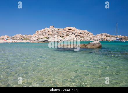 Naturschutzgebiet Lavezzi-Inseln, Corse-du-Sud, Korsika, Frankreich. Blick auf das flache türkisfarbene Wasser von Cala Lazarina, Lavezzu Island. Stockfoto