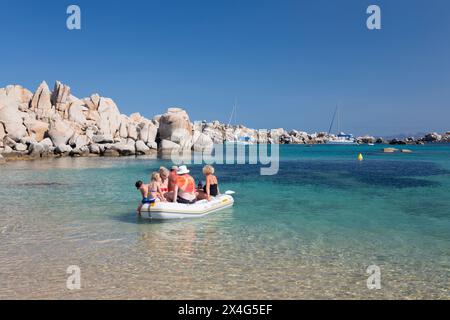 Naturschutzgebiet Lavezzi-Inseln, Corse-du-Sud, Korsika, Frankreich. Schlauchboot fährt über das klare türkisfarbene Wasser von Cala Lazarina, Lavezzu Island. Stockfoto