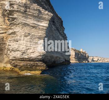 Bonifacio, Corse-du-Sud, Korsika, Frankreich. Flacher Blick vom Meer auf die zerklüfteten Kalksteinfelsen bei Pointe du Timon. Stockfoto