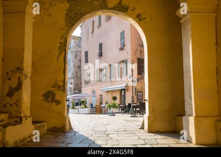 Bastia, Haute-Corse, Korsika, Frankreich. Blick bei Sonnenaufgang durch den Bogen der Porte Louis XVI, das monumentale Tor zur Zitadelle. Stockfoto