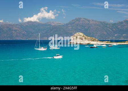 Saint-Florent, Haute-Corse, Korsika, Frankreich. Blick über klares türkisfarbenes Wasser auf die Halbinsel Cap Corse von der Küste in der Nähe der Plage du Loto. Stockfoto