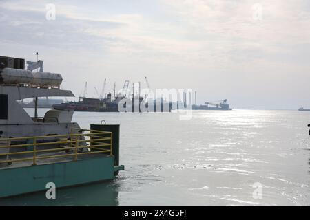 Bushehr, Iran. April 2024. Ein Blick auf den Persischen Golf ist in Bushehr, Iran, am 29. April 2024 zu sehen. Bushehr liegt an der Küste des Persischen Golfs und ist eine bedeutende Hafenstadt im südlichen Iran. Quelle: Shadati/Xinhua/Alamy Live News Stockfoto