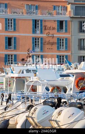 Bonifacio, Corse-du-Sud, Korsika, Frankreich. Blick vom Kai über den Hafen auf die pastellrosa Fassade des Hôtel du Roy d'Aragon, Sonnenaufgang. Stockfoto