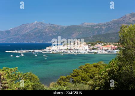 Saint-Florent, Haute-Corse, Korsika, Frankreich. Blick über das türkisfarbene Wasser des Golfs von Saint-Florent auf die Stadt und die Halbinsel Cap Corse. Stockfoto