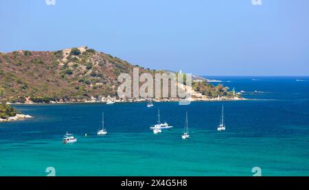 Saint-Florent, Haute-Corse, Korsika, Frankreich. Blick über den Golf von Saint-Florent zum Leuchtturm und Wachturm von Fornali, Punta Mortella dahinter. Stockfoto