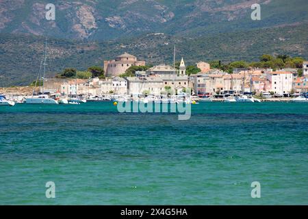 Saint-Florent, Haute-Corse, Korsika, Frankreich. Blick über das türkisfarbene Wasser des Golfs von Saint-Florent auf die Stadt und die Zitadelle. Stockfoto