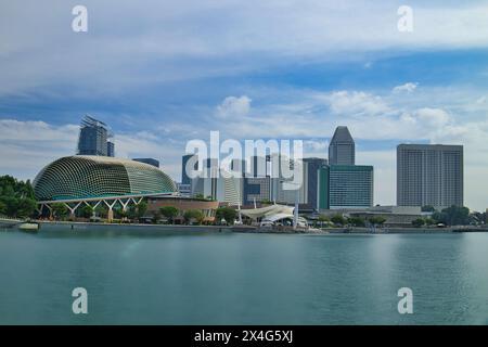 In Singapur gruppieren sich das Esplanade Theater im Esplanade Park und Hochhäuser des Central Business District um das Wasser der Marina Bay Stockfoto