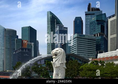 Merlion Park, Singapur Wahrzeichen und Touristenattraktion mit Löwenkopf Brunnen vor der Kulisse der Wolkenkratzer im Geschäftsviertel Stockfoto