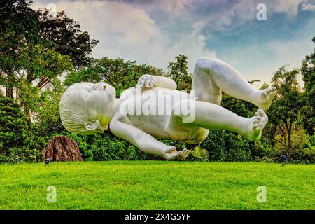 Planet die Skulptur von Marc Quinn in den Gardens by the Bay in Singapur. Die Arbeit ist ein schlafendes Baby, das über dem Boden schwebt Stockfoto