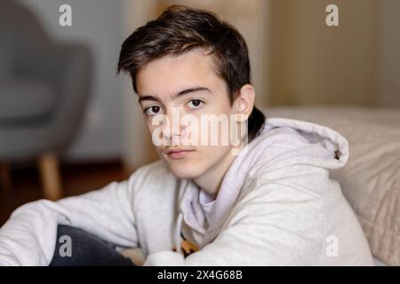 Porträt des nachdenklichen Teenagerjungen Stockfoto