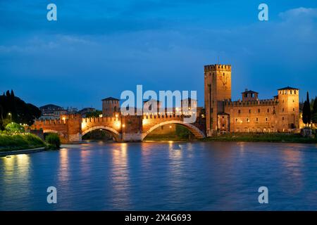 Verona Veneto Italien. Castelvecchio Brücke in der Abenddämmerung Stockfoto