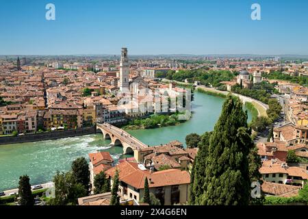 Verona Veneto Italien. Stadtbild. Die Etsch und Ponte Pietra (Steinbrücke) Stockfoto