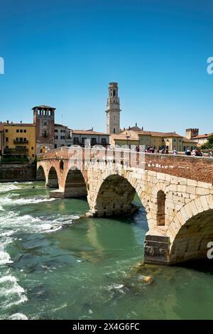 Verona Veneto Italien. Stadtbild. Die Etsch und Ponte Pietra (Steinbrücke) Stockfoto