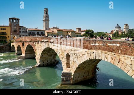 Verona Veneto Italien. Stadtbild. Die Etsch und Ponte Pietra (Steinbrücke) Stockfoto