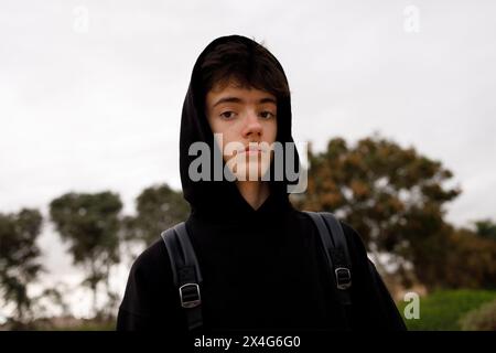 Porträt eines jungen Menschen in lässiger Kleidung Stockfoto