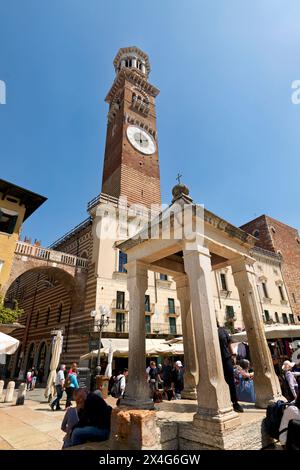 Verona Veneto Italien. Torre dei Lamberti auf der Piazza delle Erbe Stockfoto