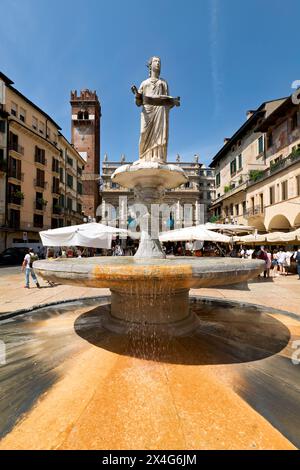 Verona Veneto Italien. Der Brunnen der Piazza delle Erbe Stockfoto