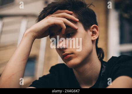 Porträt eines traurigen Teenagers mit Kratzern an den Händen Stockfoto