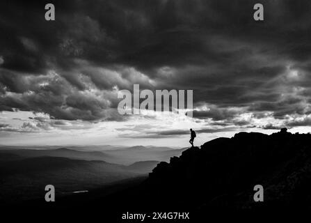 Ein einsamer Wanderer steht auf dem Gipfel des Bigelow Mountain, Maine Stockfoto